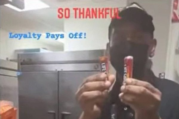 Hombre recibe una pluma y unos dulces por trabajar 27 años para Burger King