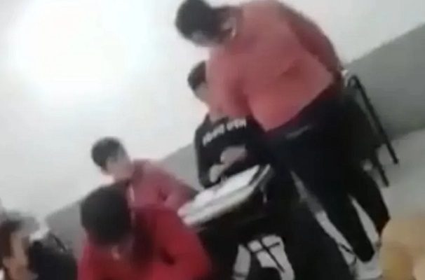 Mujer abofetea y amenaza a estudiante por hacerle bullying a su hijo #VIDEO