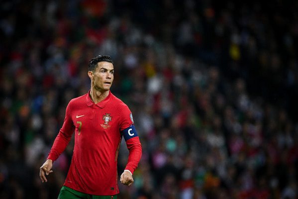 Subastan camiseta de Cristiano Ronaldo para apoyar a ejército ucraniano