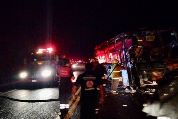 Comando armado incendia un autobús y dos camionetas en la Chilpancingo-Tixtla