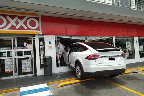 Tesla se estrella a baja velocidad contra un Oxxo en Pachuca #VIDEO