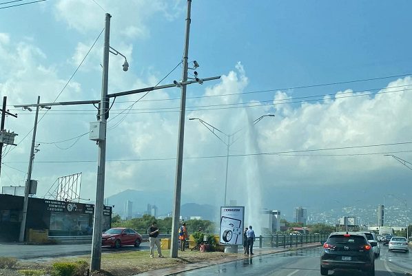 En plena crisis hídrica, se registra megafuga de agua en San Pedro, NL #VIDEOS