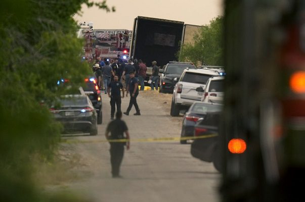 Joe Biden y Ken Salazar lamentan el hallazgo de 50 migrantes muertos en Texas