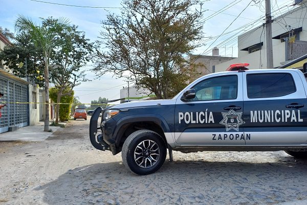 Abandonan el cuerpo de un hombre frente a una primaria en Zapopan
