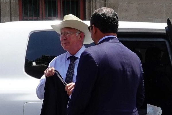 El embajador de EU, Ken Salazar, arriba a Palacio Nacional tras tragedia migrante en Texas