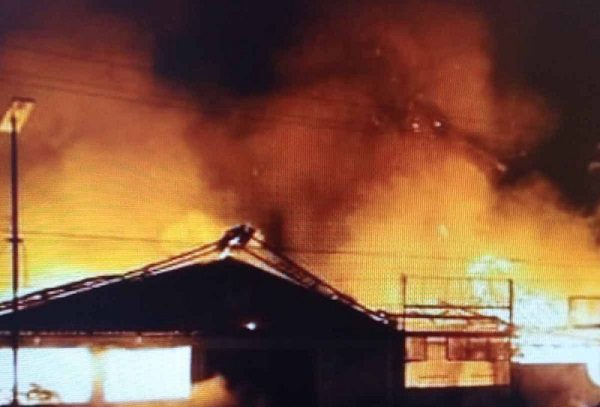 Incendio consume dos restaurantes y un automóvil de lujo en Acapulco #VIDEOS