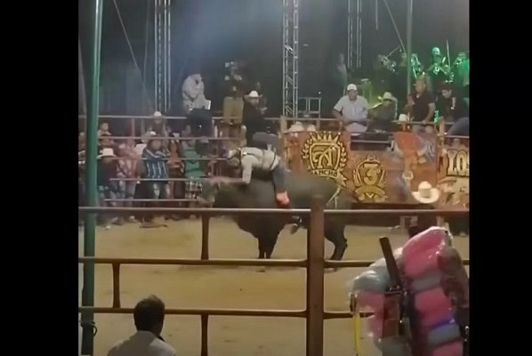 Jinete muere aplastado por toro durante jaripeo en Morelos #VIDEO FUERTE