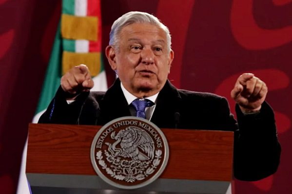 AMLO asegura que se revisará prohibición de taxis de apps en el AICM