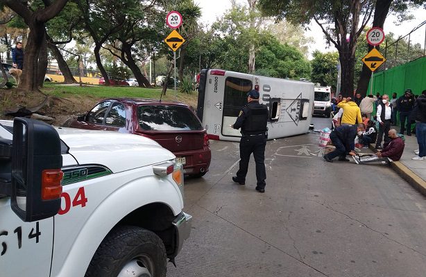 Alrededor de 12 heridos tras volcadura de microbús sobre Río Churubusco