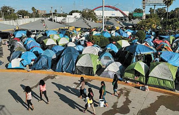 Suprema Corte de EEUU avala suprimir el programa migratorio 'Quédate en México'