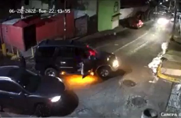 Con luces de patrulla, sujetos roban vehículo en Tlalnepantla #VIDEO