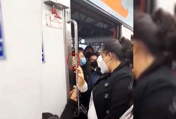 Se le atora la mano a usuaria de Metro CDMX en la puerta del vagón #VIDEO