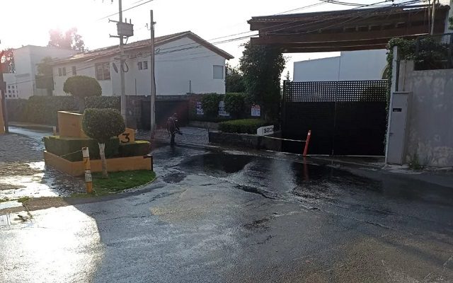 Fuga de agua inunda calles y acceso a casas en la Magdalena Contreras