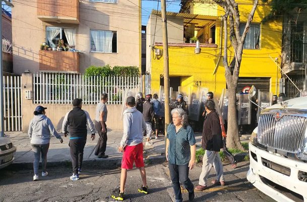 Desalojo en la Cuauhtémoc termina en riña entre vecinos y policías #VIDEO