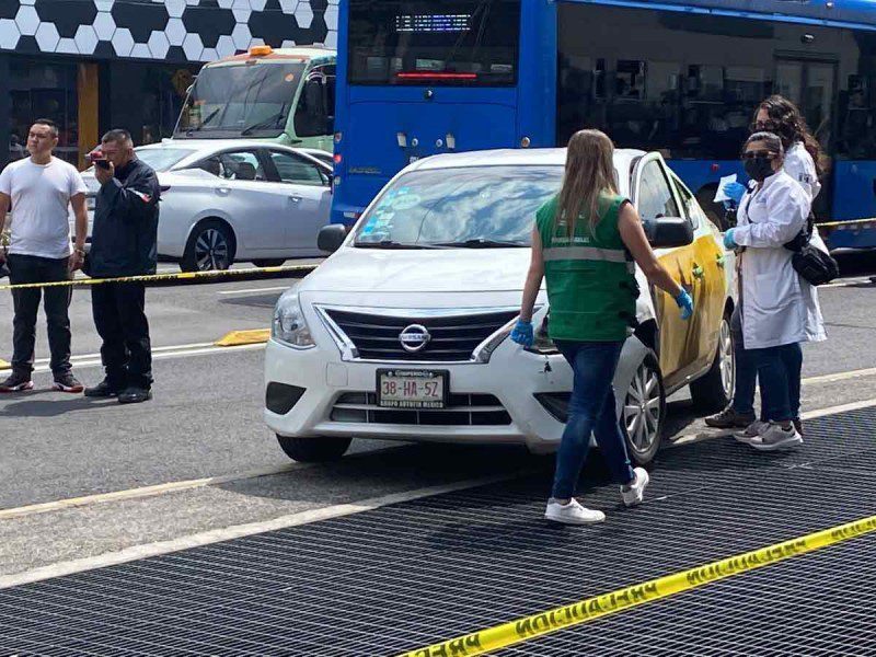 Balean a taxista del AICM