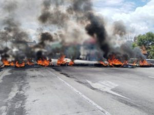 Reabren parcialmente la México-Querétaro tras bloqueo de manifestantes
