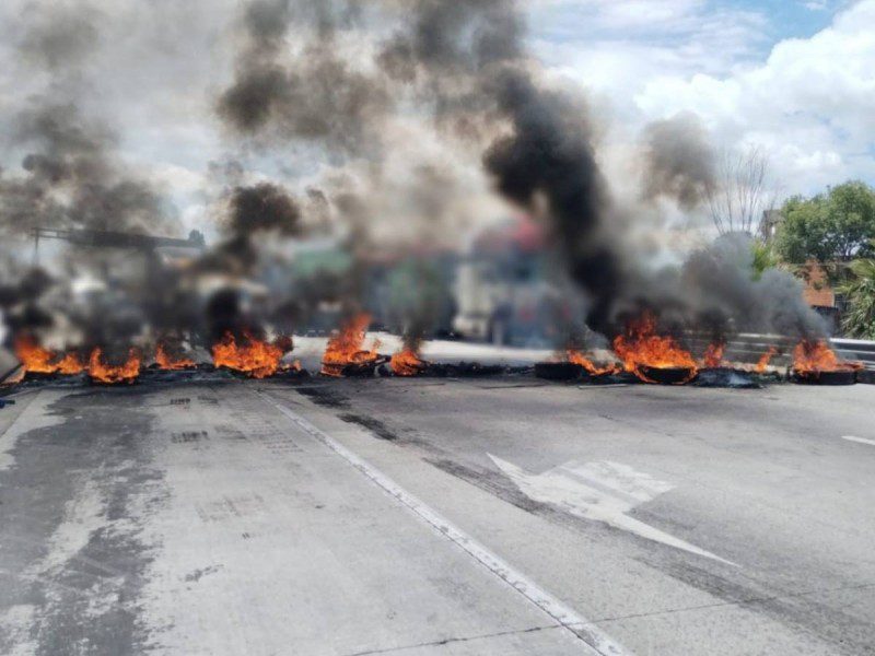 Bloque de manifestantes en la México-Querétaro