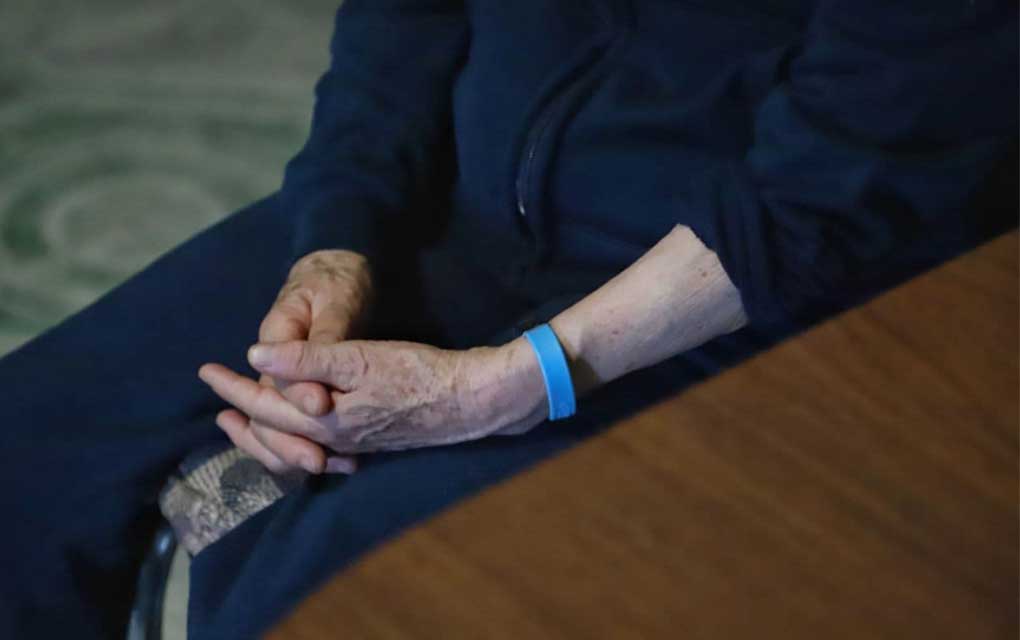 Brazalete a adultos mayores para combatir extravíos