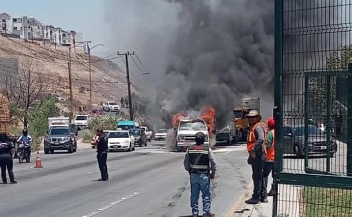 Camioneta en llamas choca contra camión en Tijuana