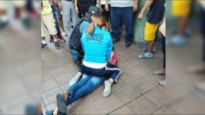 Campeona de artes marciales en Ecuador somete a un hombre por golpear a una mujer #VIDEO