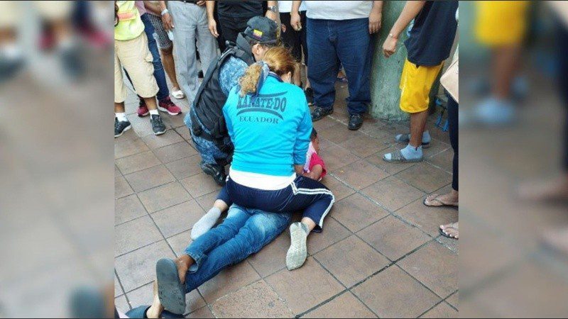 Campeona de artes marciales somete a hombre por golpear a una mujer e Ecuador