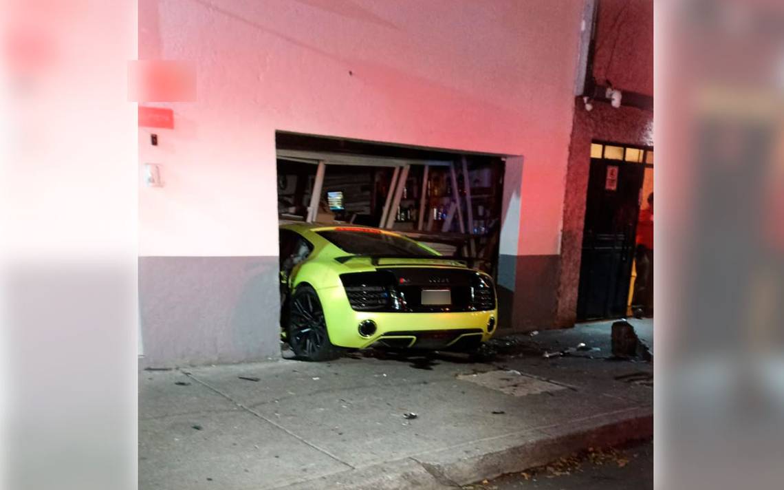 Choca su auto en local de la Benito Juárez por echar arrancones