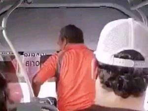 Chofer en NL da puñetazo a pasajero para bajarlo del camión #VIDEO