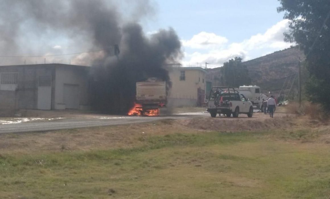 Choque e incendio de un camión en Querétaro provoca el desalojo de una primaria
