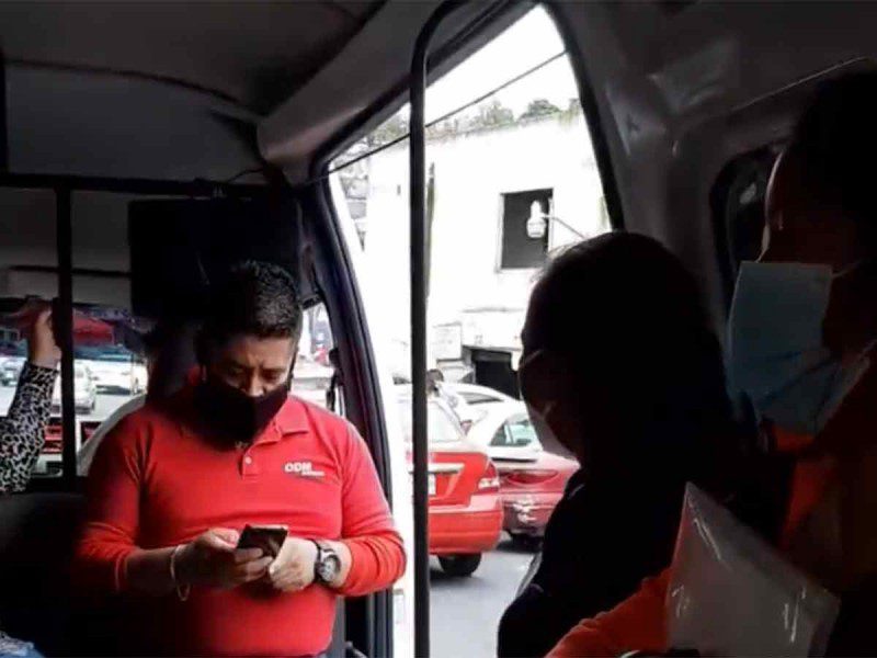 Combi de la CDMX circula con la puerta abiertaCombi de la CDMX circula con la puerta abierta