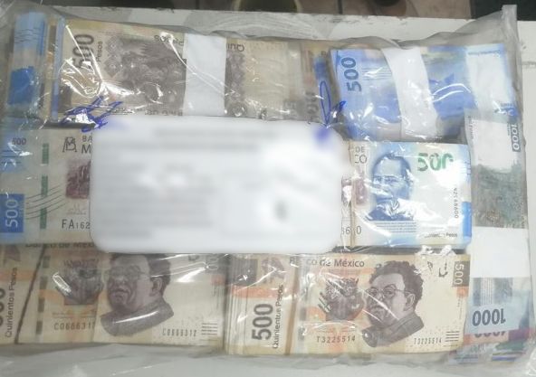 Dinero decomisado a un pasajero en el AIFA