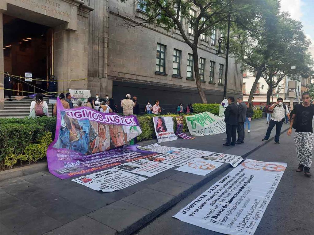 Feministas protestan en el Zócalo