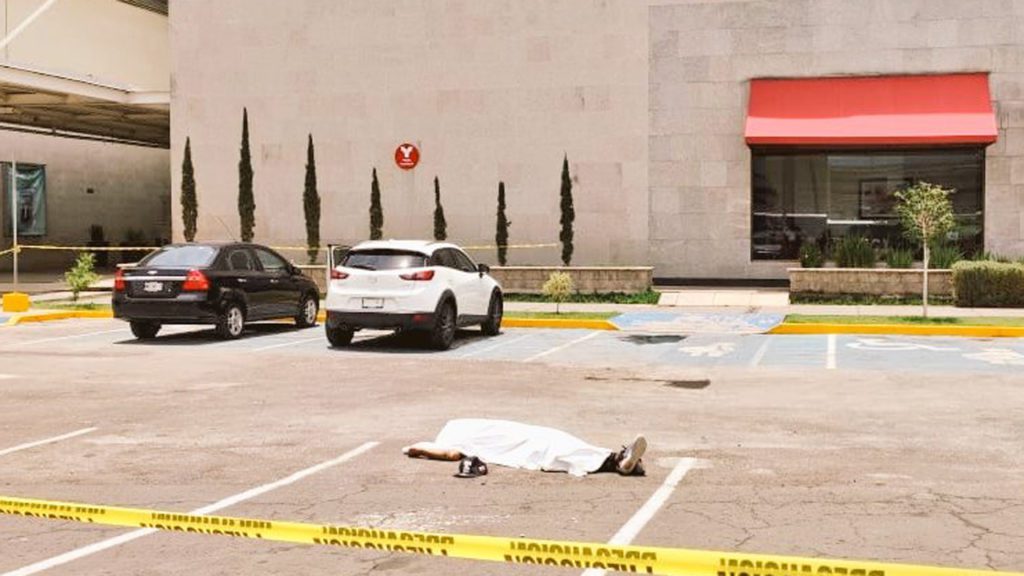 Hombre asesinado en estacionamiento de plaza Las Américas en Ecatepec