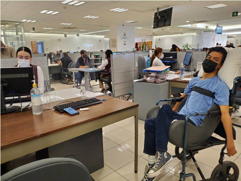 Joven con discapacidad motora va a tramitar su e-firma al SAT