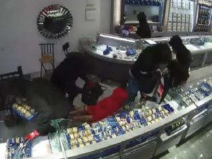 Ladrones se llevan millonario botín de joyería de Nueva Jersey #VIDEO