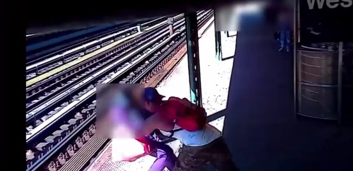 Lanzan a mujer a las vías del Metro en NY
