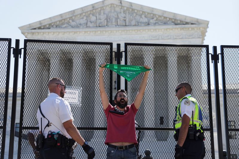 Manifestante pro aborto se encadena frente a Corte Suprema de EU