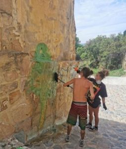 Detienen a pareja por grafitear acueducto en Oaxaca y los ponen a limpiar