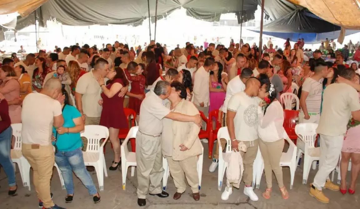 Parejas se casan en el reclusorio Oriente de la CDMX