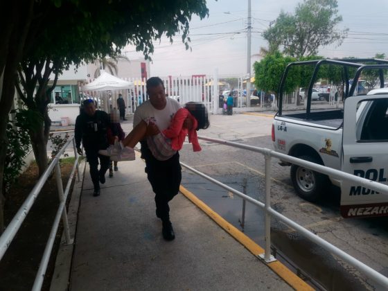 Policías de Neza rescatan a niña con problemas para respirar