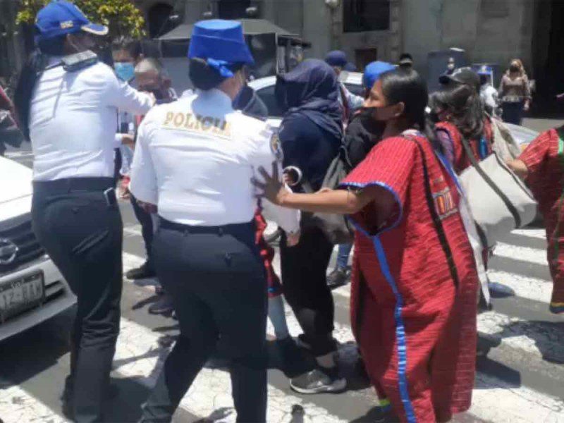 Policías y mujeres indígenas forcejean en el Zócalo