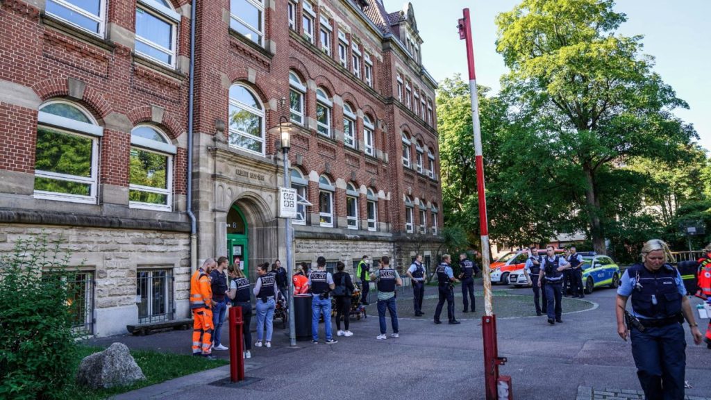 Profesora de universidad en Alemania muere apuñalada por estudiante