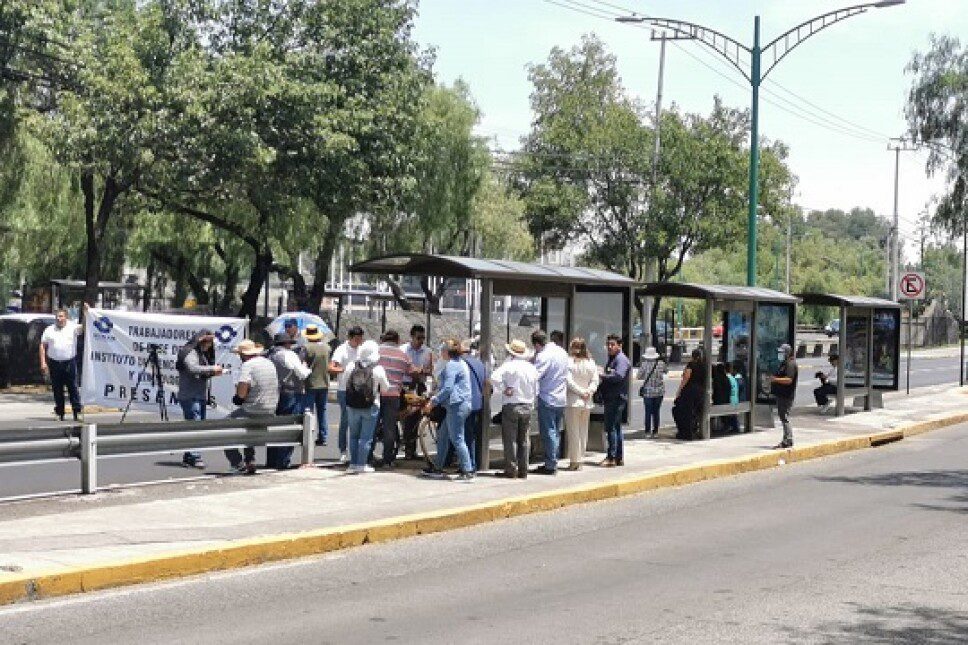 Protesta de trabajadores de la UNAM en Insurgentes Sur