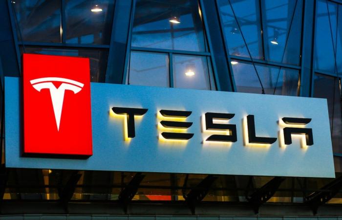 Tesla cierra fábrica en California por contratar en exceso