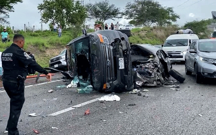 Tráiler embiste a varios autos en bloqueo en la Autopista del Sol