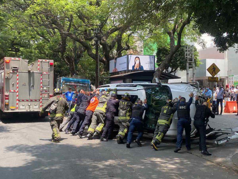 Volcadura de camioneta en la Nápoles