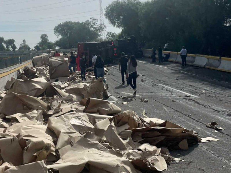 Volcadura de tractocamión en la México-Cuernavaca