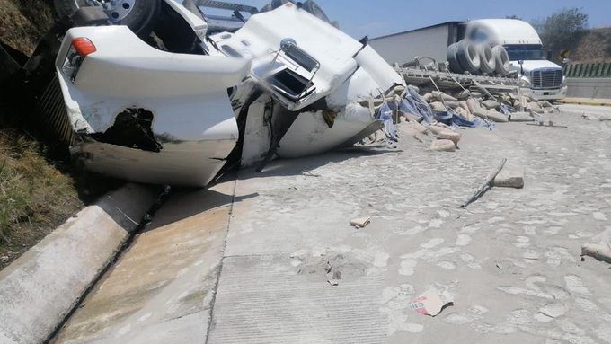Volcadura de un tráiler en la México-Puebla