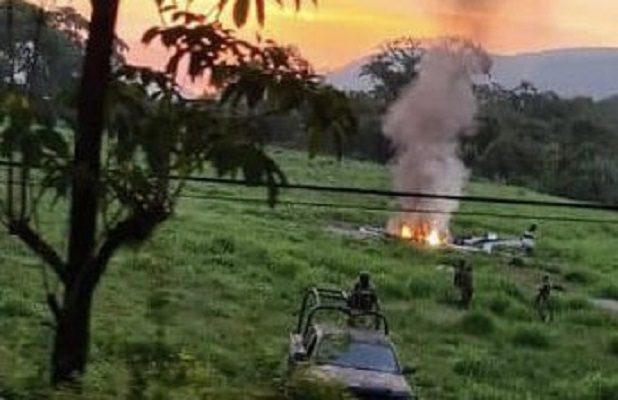 Incendian helicóptero con cuatro cuerpos dentro en Tamasopo, SLP