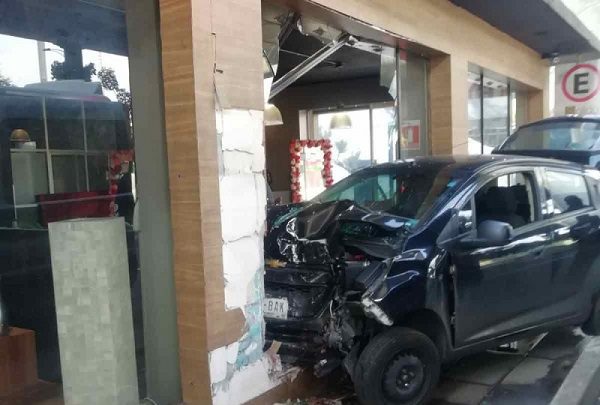 Microbús golpea vehículo y choca contra mueblería, en Mixcoac