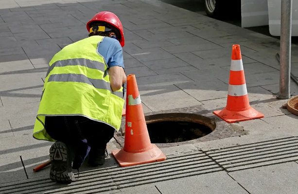 Tras 8 días desaparecido, hallan vivo a niño en una coladera en Alemania